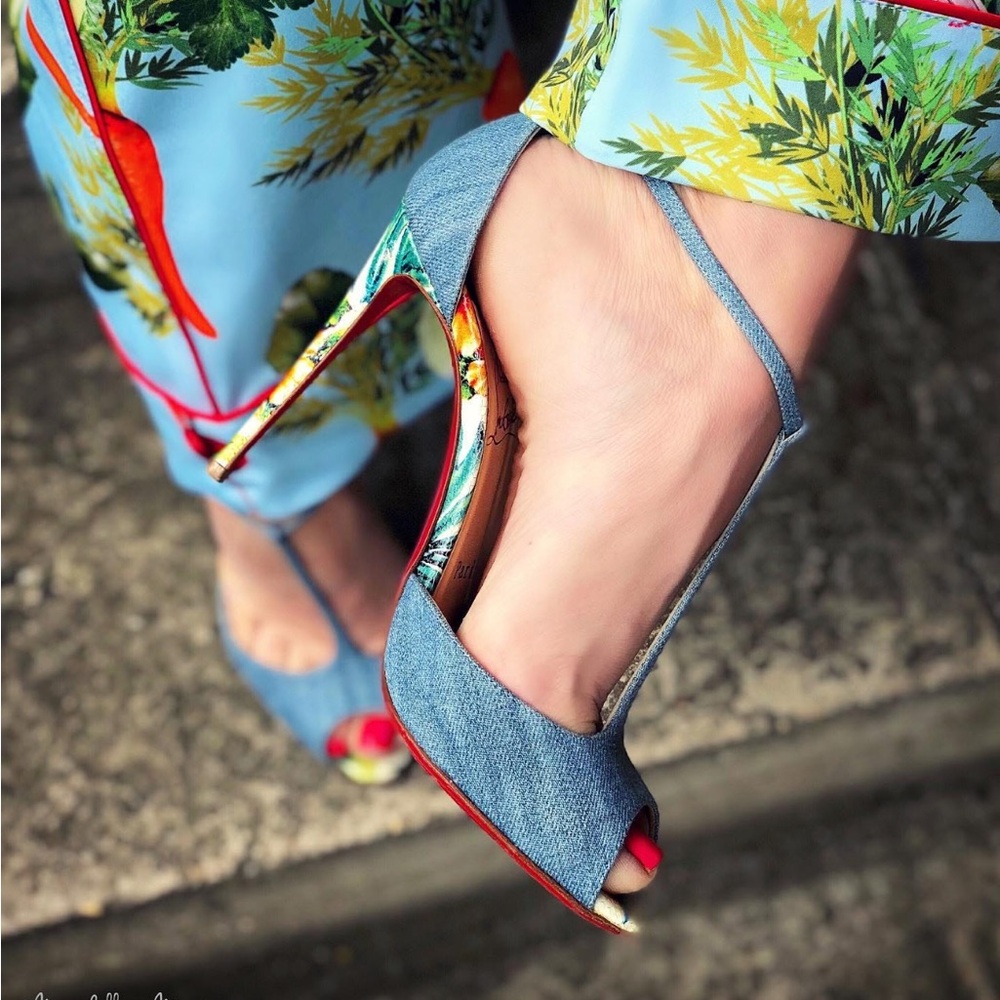 Christian Louboutin Senora Hawaiian print floral t-strap peep toe, Size 35